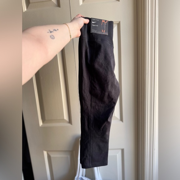 NWT Nike tight fit legging capris black small women’s - Picture 2 of 3